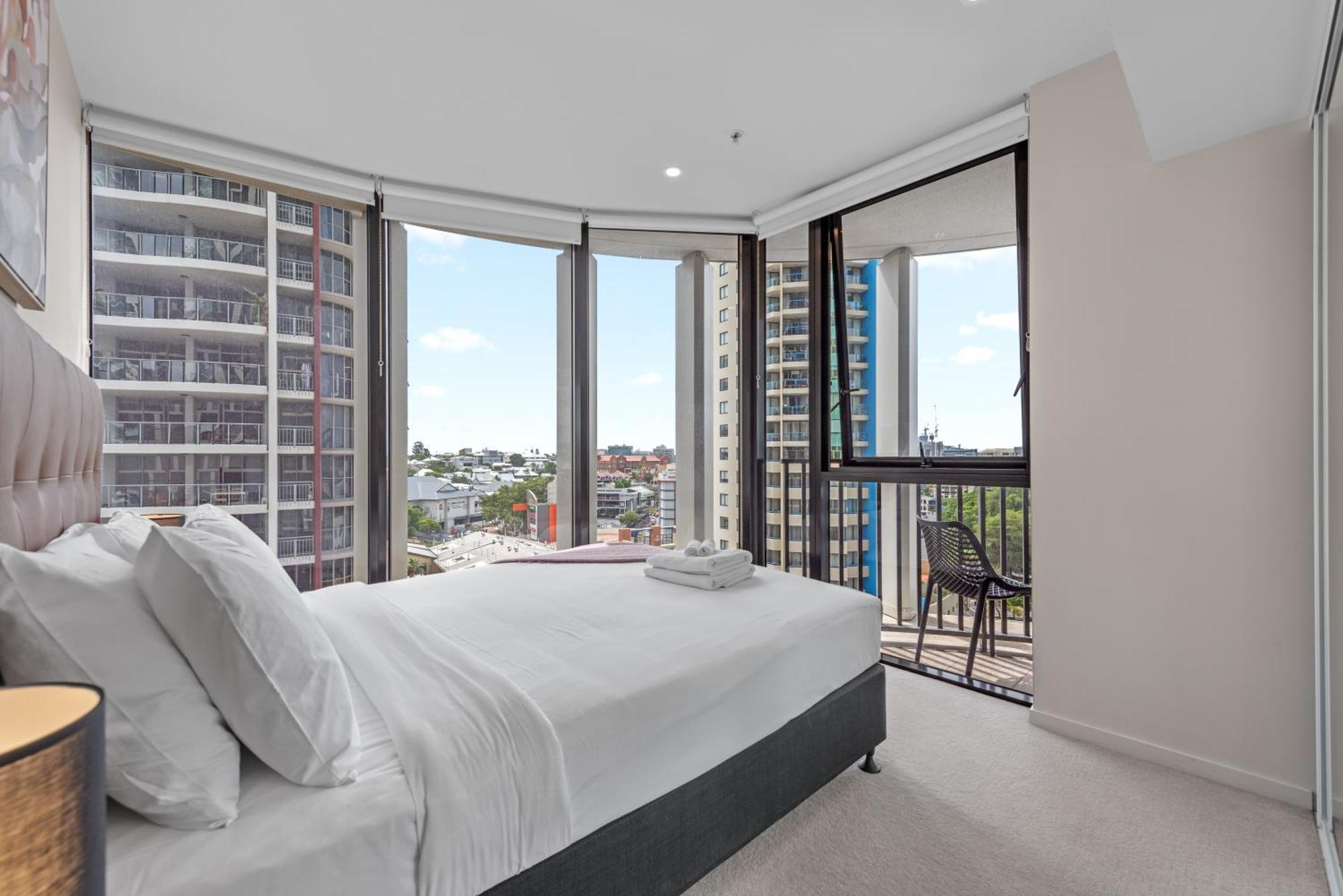 Apartment Spire - Stylish 2br - Pool, Parking & Views